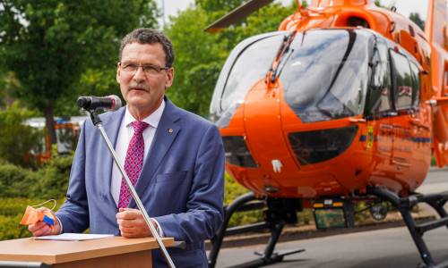 BBK-Präsident Christoph Unger vor einem Zivilschutz-Hubschrauber.