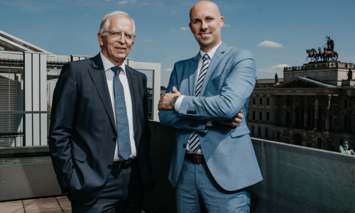 André Bonitzke (r.) übernimmt den Bereich Immobilien als Leiter von Joachim Hinze, der sich nach 44 Jahren Volksbank in den Ruhestand verabschiedet.