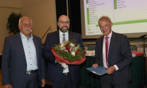 Ratsvorsitzender Bernd Grabb (links) und Oberbürgermeister Frank Klingebiel (rechts) gratulieren dem neu gewählten Ersten Stadtrat Eric Neiseke.