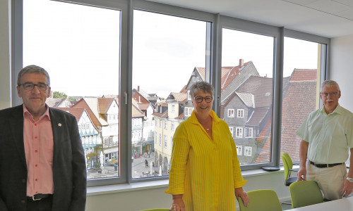 Annette Junicke-Frommert ist die neue Leiterin des Amtes für Wirtschaftsförderung und Tourismus. Bürgermeister Thomas Pink (l.) und Dietrich Behrens besuchten sie zur Amtsübergabe in den neuen Räumen im Löwentor.