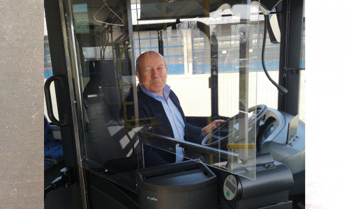 In allen Bussen im Verbund sind nun Plexiglasscheiben integriert.
