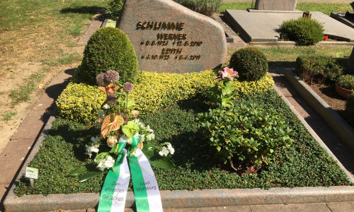 Das Blumengebinde der Stadt auf dem Grab des Ehrenbürgers.