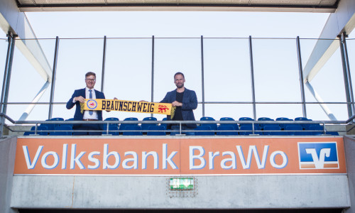 Von links: Michael Arndt, Leiter Firmenkunden der Volksbank BraWo sowie Eintracht-Geschäftsführer Wolfram Benz.