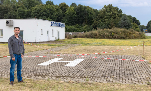 Bis diese gepflasterte Fläche auf dem Gelände von Fliesenlegermeister Sascha Krause endlich kein Flugplatz mehr war, musste viel geschehen. (Archivbild)