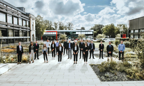 Firmenkundenvorstand Marc Knackstedt (Mitte) begrüßt die 18 neuen Auszubildenden der Braunschweigischen Landessparkasse bei herrlichem Wetter und mit dem gebotenen Abstand auf der Okerinsel im Braunschweiger Kultviertel.