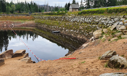 Die Harzwasserwerke haben sicherheitshalber eine Absperrung für Schwimmer am Oderteich angebracht.