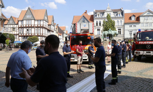 Überraschung für Hans-Jürgen Fuhrmann - Die Feuerwehr tritt in Ehrenformation zum Abschied ihres langjährigen Gerätewartes. 