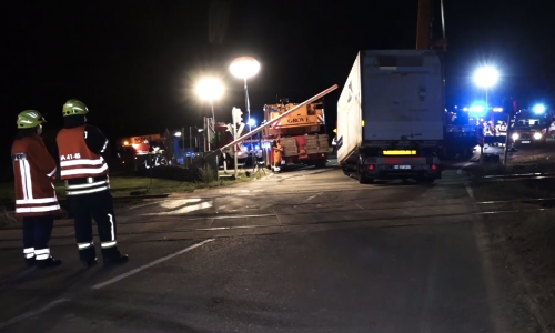 Die Feuerwehr musste den Unglücks-LKW mit schwerem Gerät bergen. Video: aktuell24