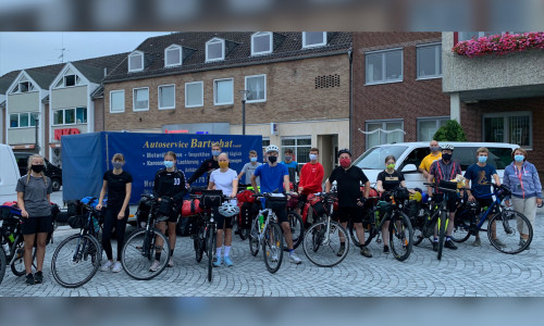 Zwei Gruppen der FiSch-Radtour starteten am frühen Samstagmorgen vom Schöppenstedter Marktplatz.