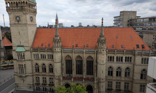 Blick vom Riesenrad aus: Das Braunschweiger Rathaus beherbergt auf dem Platz der Deutschen Einheit eines der großen Fahrgeschäfte.