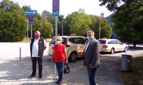 Taxisprecher Manfred Mege, SPD-Ratsfrau Annegret Ihbe und Matthias Reiher, Geschäftsführer der Taxi-Ruf Braunschweig GmbH (v. li.).