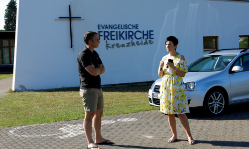 Glosemeyer im Gespräch mit Pastor Scalogna