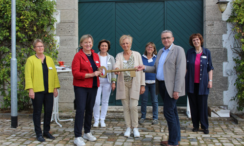 Dagmar Ammon (Vorsitzende Hospizverein Wolfenbüttel) nimmt im Beisein der Vereinsmitglieder von Bürgermeister Thomas Pink den symbolischen Schlüssel für das Gutshaus entgegen. 