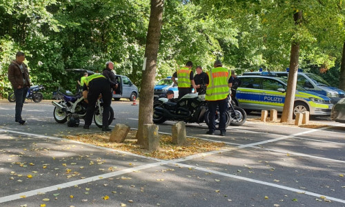 Die Polizei kontrollierte auf dem Parkplatz des Tetzelstein Motorradfahrer.