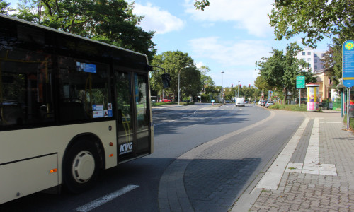 Um nach links auf die Straße Am Herzogtore abzubiegen, müssen Busse hier drei Fahrstreifen überqueren.