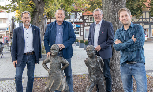 Ulf Below, Michael Letter, Wilhelm Schmidt und Kevin Kühnert auf dem Marktplatz in Salzgitter Bad. 