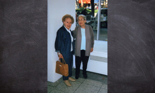 Das Bild entstand in einer Bank in Manhattan. Von links: Lore Eppy und Lotte Strauß.