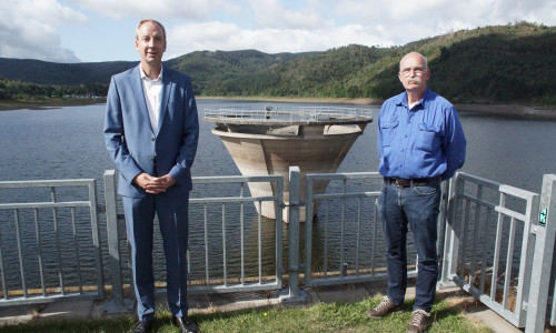 Dr. Christoph Donner, technischer Leiter der Harzwasserwerke und Frank Eggelsmann, Mitarbeiter im Bereich Wasserwirtschaft auf der Staumauer der nur noch zu einem Drittel gefüllten Innerstetalsperre. 