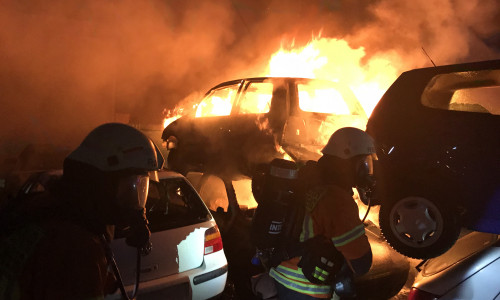 Bei dem Brand wurden acht Fahrzeuge komplett zerstört.