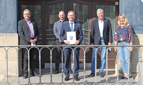 Lorenz Berger (mit Urkunde) wurde von Bürgermeister Thomas Pink (l.) zum Städtischen Oberrat befördert. Es gratulierten (weiter v. l.) Stephan Schrader (Personalabteilung), Hauptamtsleiter Olaf Danell und Frauke Kosiol (Personalrat). 
