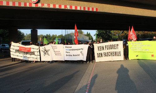 Im September wurde die Zufahrt über den Madamenweg zur Milleniumhalle durch Demonstranten blockiert.