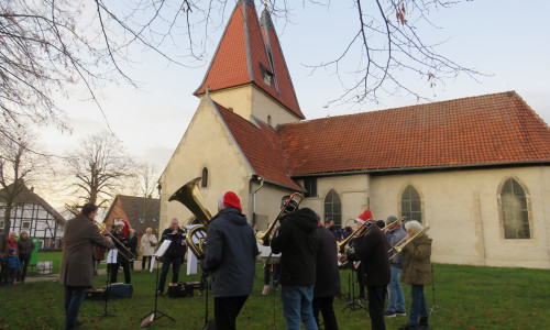 Weihnachtsmärkte wird es in der Gemeinde Lehre in diesem Jahr nicht geben. Auf dem Bild spielt der Posaunenchor Lehre vor der Kirchen in der Campenstraße in Lehre anlässliche des Weihnachtsmarkts 2019 in Lehre.