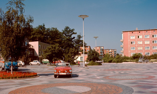 Mitte der 1960er Jahre hatten auf dem Dunantplatz Autos und zu Fuß Gehende noch ausreichend Platz.