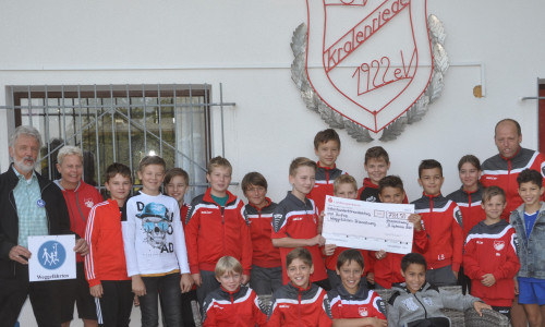 Die Fußballer des SV Kralenriede konnten eine Spende an den Verein "Weggefährten" überreichen. 