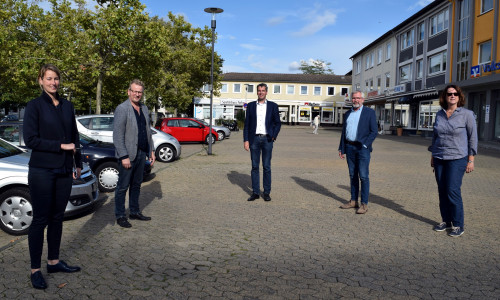 Vor der Bürgerbeteiligung treffen sich Franziska Schadzeck (von links) Helmut Borrmann, Dr. Oliver Junk, Christoph Schonhoff und Marion Siegmeier auf dem Marktplatz Jürgenohl.