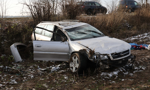 Der Fahrer des Opel verstarb noch an der Unfallstelle. Die genauen Umstände des Unfalls sind noch unklar. 