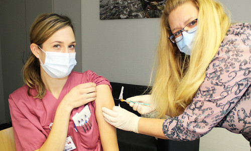 88 Mitarbeiterinnen und Mitarbeiter des Städtischen Klinikums konnten bereits am ersten Tag des Impfstarts gegen das Coronavirus geimpft werden. Alena Winterberg, Mitarbeiterin unserer Intensivstation, war eine der ersten Geimpften. 