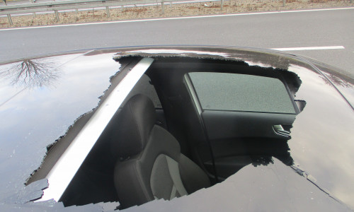 Das Panoramadach des Audis wurde durch die Steine zerstört.