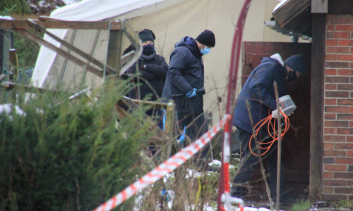 Beamte der Kriminalpolizei befanden sich erneut am Tatort, um den Tathergang zu rekonstruieren. 