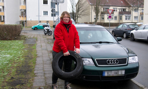 Heike K. und ihr grüner Audi, der wiederholt Opfer vermutlich gezielter Sachbeschädigung wurde.