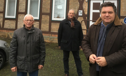 Horst Michler, Frank Oesterhelweg und Uwe Schäfer vor dem Werlaburgdorfer Schulgebäude. Die Bilder sind vor der Verschärfung der Coronaregeln entstanden.