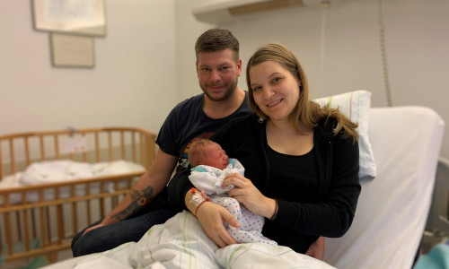 Die glücklichen Eltern Stefanie und Sebastian mit ihrem Sohn Frederik