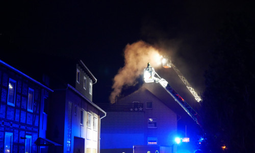 In einem Mehrfamilienhaus in Heerte kam es in der Silvesternacht zu einem Brand auf einem Dachboden. 