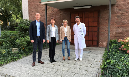 Dr. Jan Wolff (links) ist neuer Geschäftsführer des Krankenhauses Marienstift.