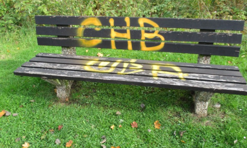 Graffiti auf einer Parkbank in Altenau.