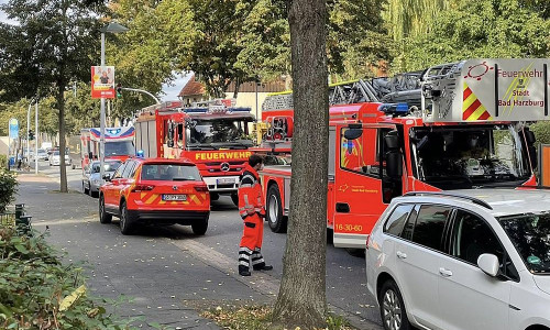 Die Feuerwehr untersucht einen ausgelösten Heimrauchmelder in der Ilsenburger Straße. 