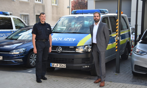Leiter Einsatz Christian Engel begrüßt den neuen Leiter des Zentralen Kriminaldienstes der Polizei Gifhorn, Franz Mahncke.