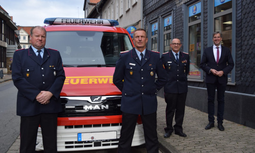 Wolfram Traeger (von links) und Michael Jahn führen für weitere sechs  Jahre die Ortsfeuerwehr Vienenburg – zur Freude von Stadtbrandmeister Michael Hellmeier  und Oberbürgermeister Dr. Oliver Junk. 