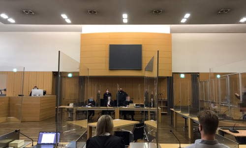 Der Angeklagte Martin G. (hinten Mitte) und seine Verteidiger (links und rechts) vor dem Landgericht in Braunschweig. 