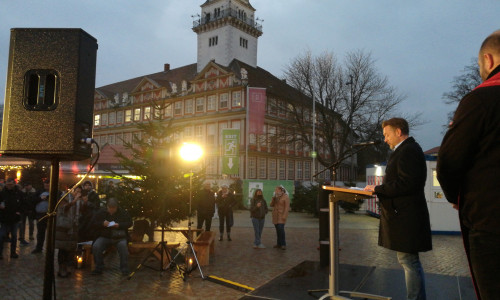 Bürgermeister Lukanic bei der Weihnachtsmarkteröffnung