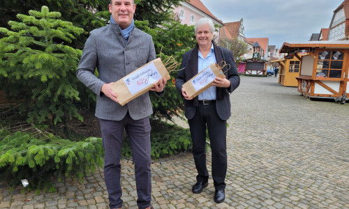 Bürgermeister Matthias Nerlich und Joachim Keuch, Fachbereichsleiter Tiefbau auf dem Gifhorner Marktplatz.
