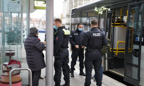 Polizei und Ordnungsamt kontrollieren aussteigende Fahrgäste am Kornmarkt in Wolfenbüttel. 