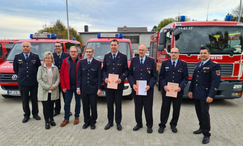 Die ausgezeichneten Kameraden der Feuerwehr Baddeckenstedt bei der Verabschiedung des Samtgemeindebürgermeisters.