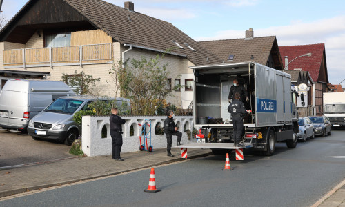 Die Polizei durchsucht derzeit Gebäude in Gebhardshagen und Gustedt.  Video: Rudolf Karliczek