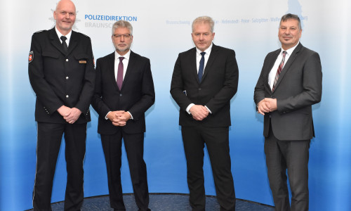 Von links nach rechts: Polizeidirektor Thomas Bodendiek, Leitender Kriminaldirektor a.D. Axel Werner, Kriminaldirektor Uwe Lietzau und Polizeipräsident Michael Pientka.