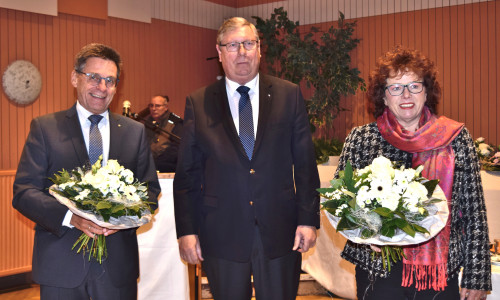  Erster Stadtrat Burkhard Siebert (Mitte) gratuliert Renate Lucksch und Axel Siebe zu ihrer Wiederwahl als ehrenamtliche Bürgermeisterin beziehungsweise Bürgermeister.